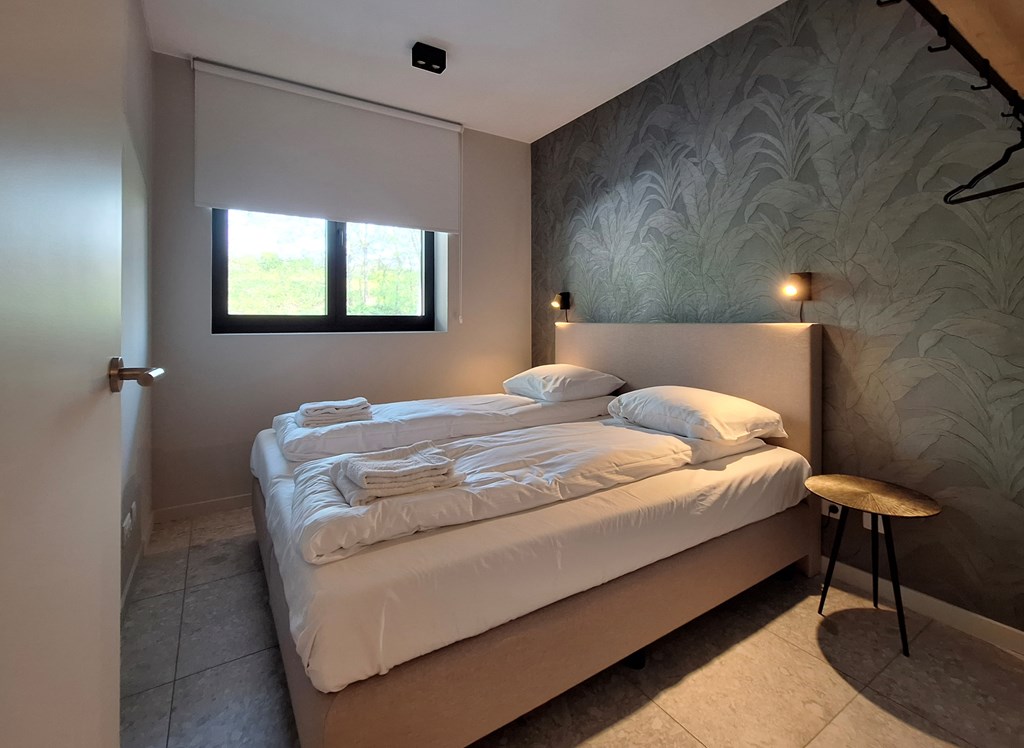 9.a-STRAND 2_slaapkamer 2 naar raam  klein met handdoek.jpg 9.a-STRAND 2_slaapkamer 2 naar raam  klein met handdoek.jpg